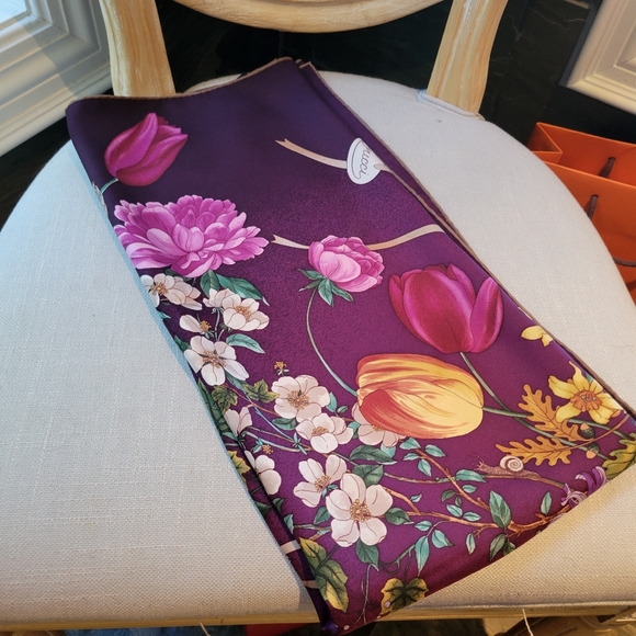 Vintage GUCCI-FLORA collection hand-rolled 100% seta silk scarf - Picture 11 of 17
